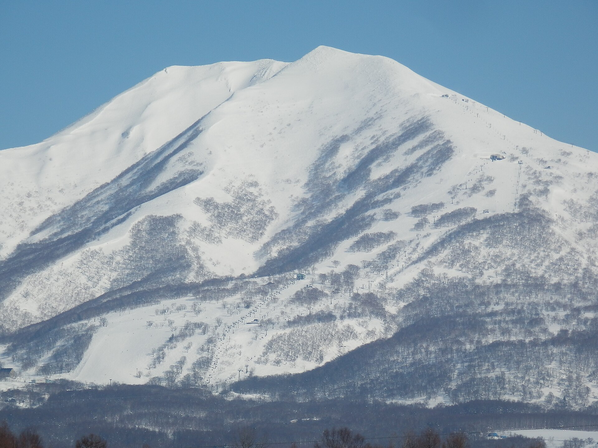 雪をまとったニセコアンヌプリの山容（ニセコ町里見付近から撮影）