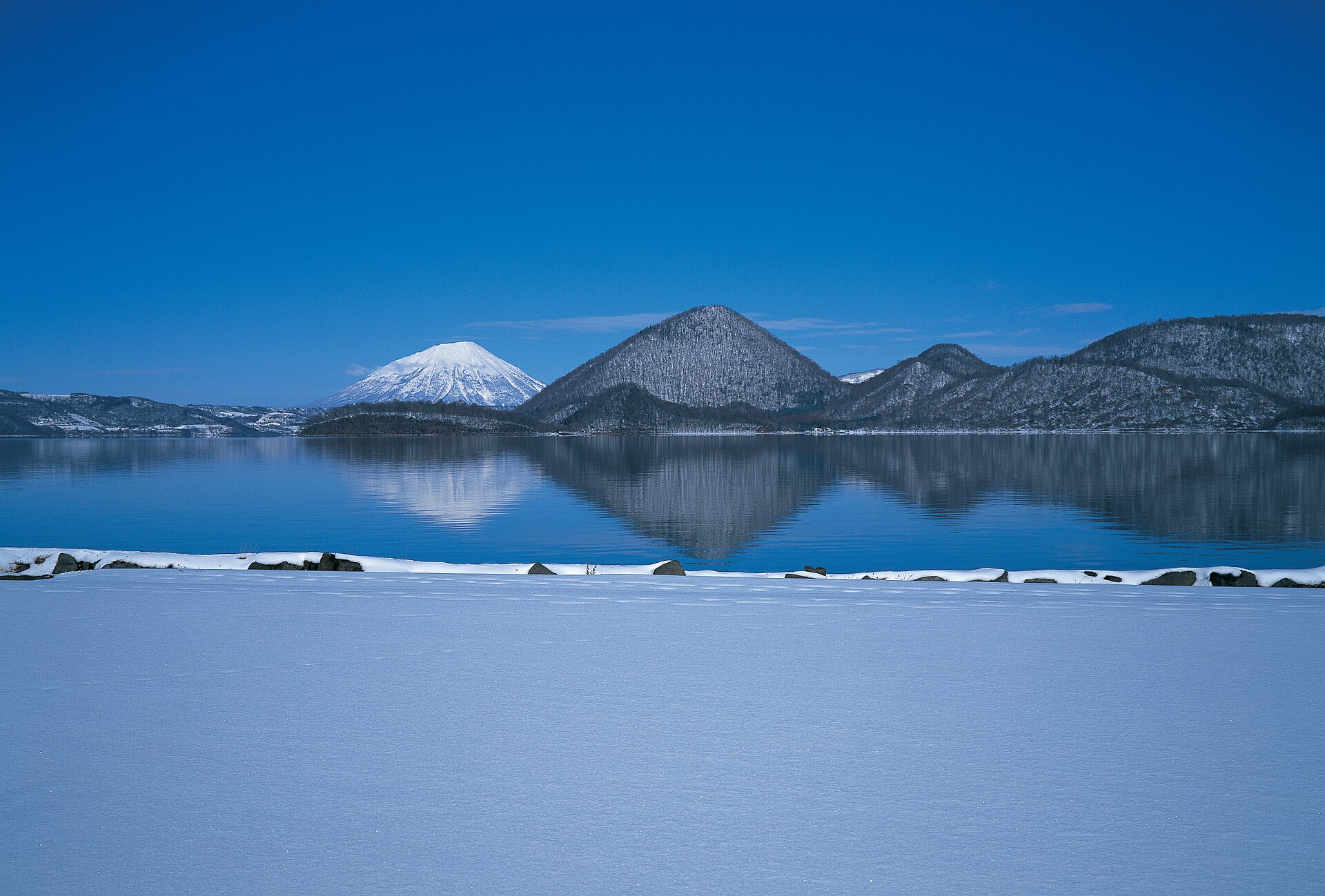 洞爺湖の湖面と対岸の山並み