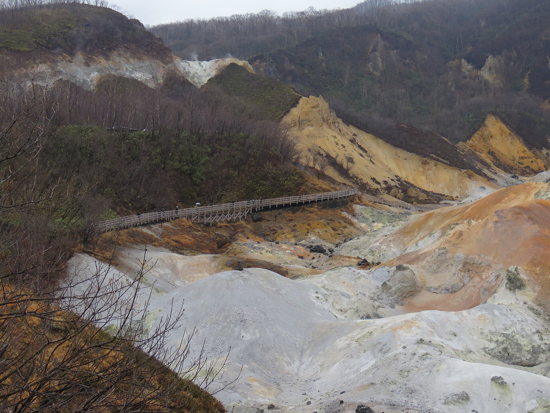 噴気が上がる登別温泉の地獄谷