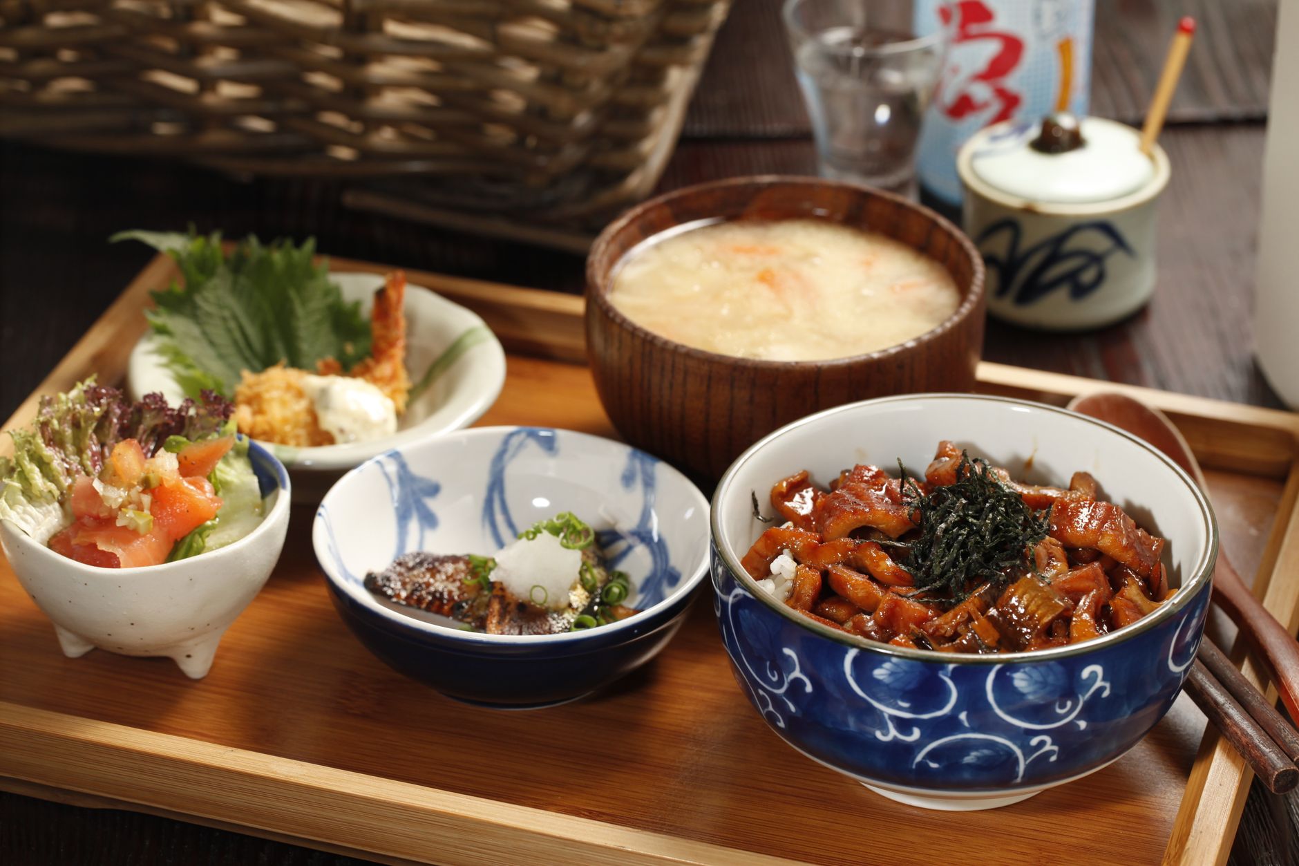 丼と味噌汁、小鉢を膳に並べた和食の定食(イメージ)