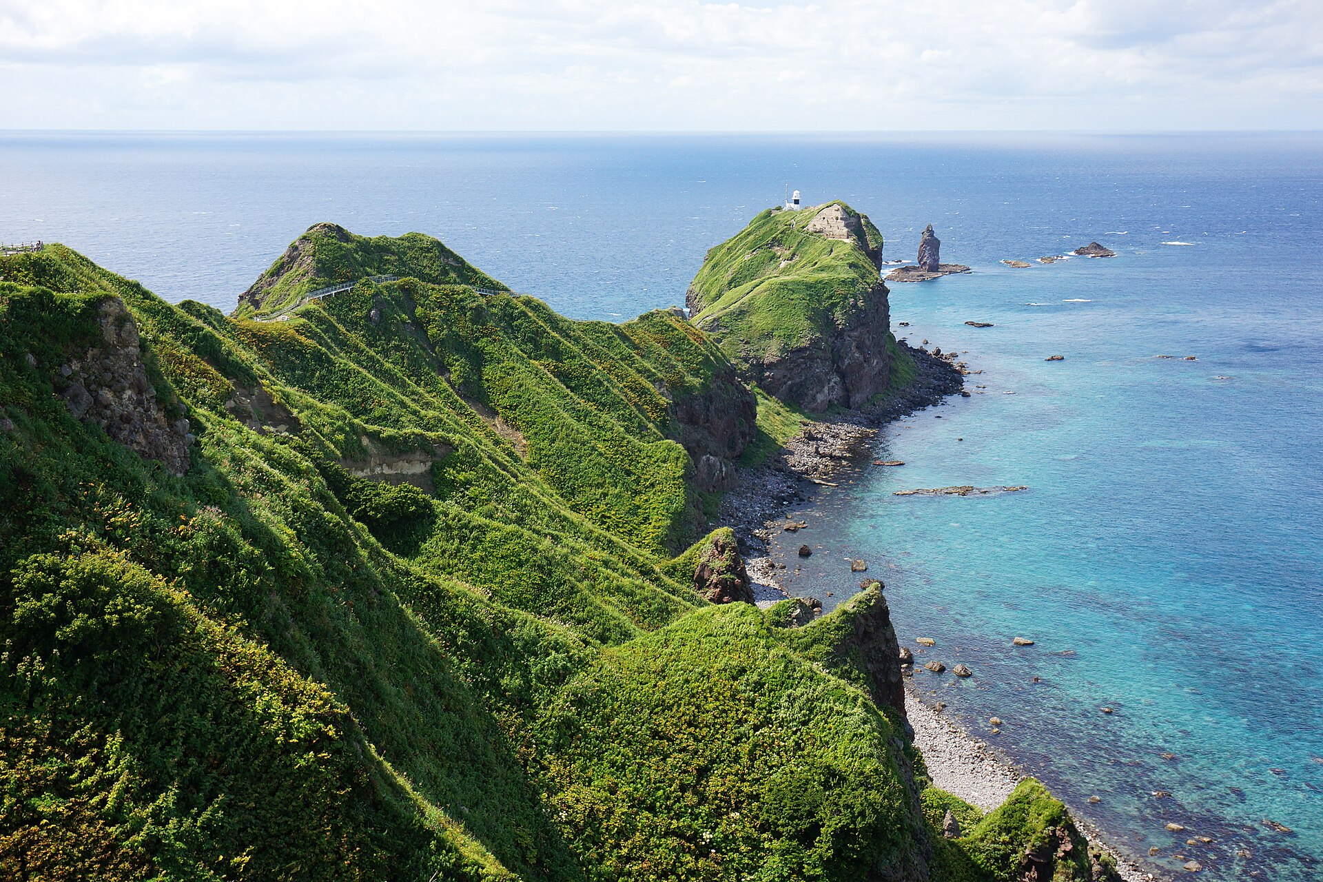 積丹半島の神威岬。緑の尾根に遊歩道が伸び、その先に日本海が広がる