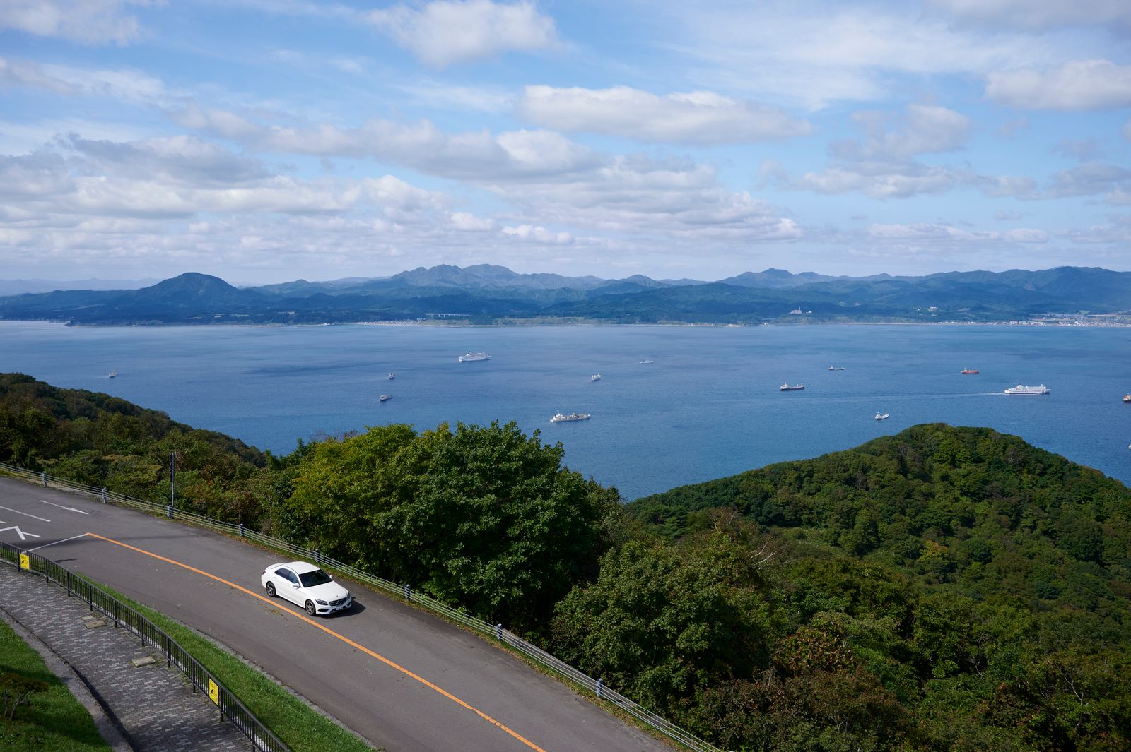 函館の海岸線と津軽海峡を見下ろす高台の道路