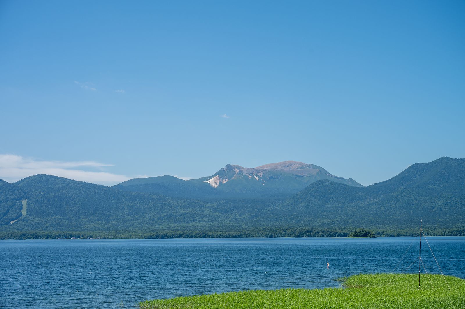 よく晴れた夏の阿寒湖と対岸に連なる緑の山並み