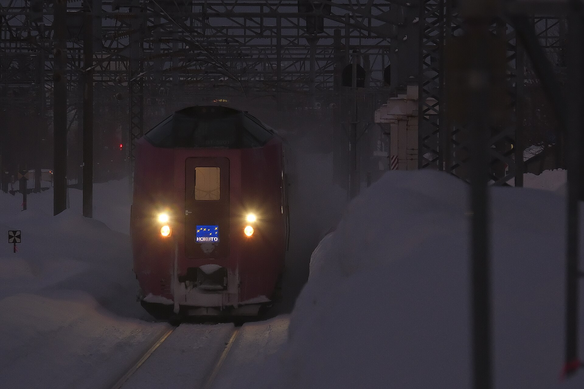 雪の壁の間を走るJR北海道の特急北斗(キハ261系・苗穂駅)