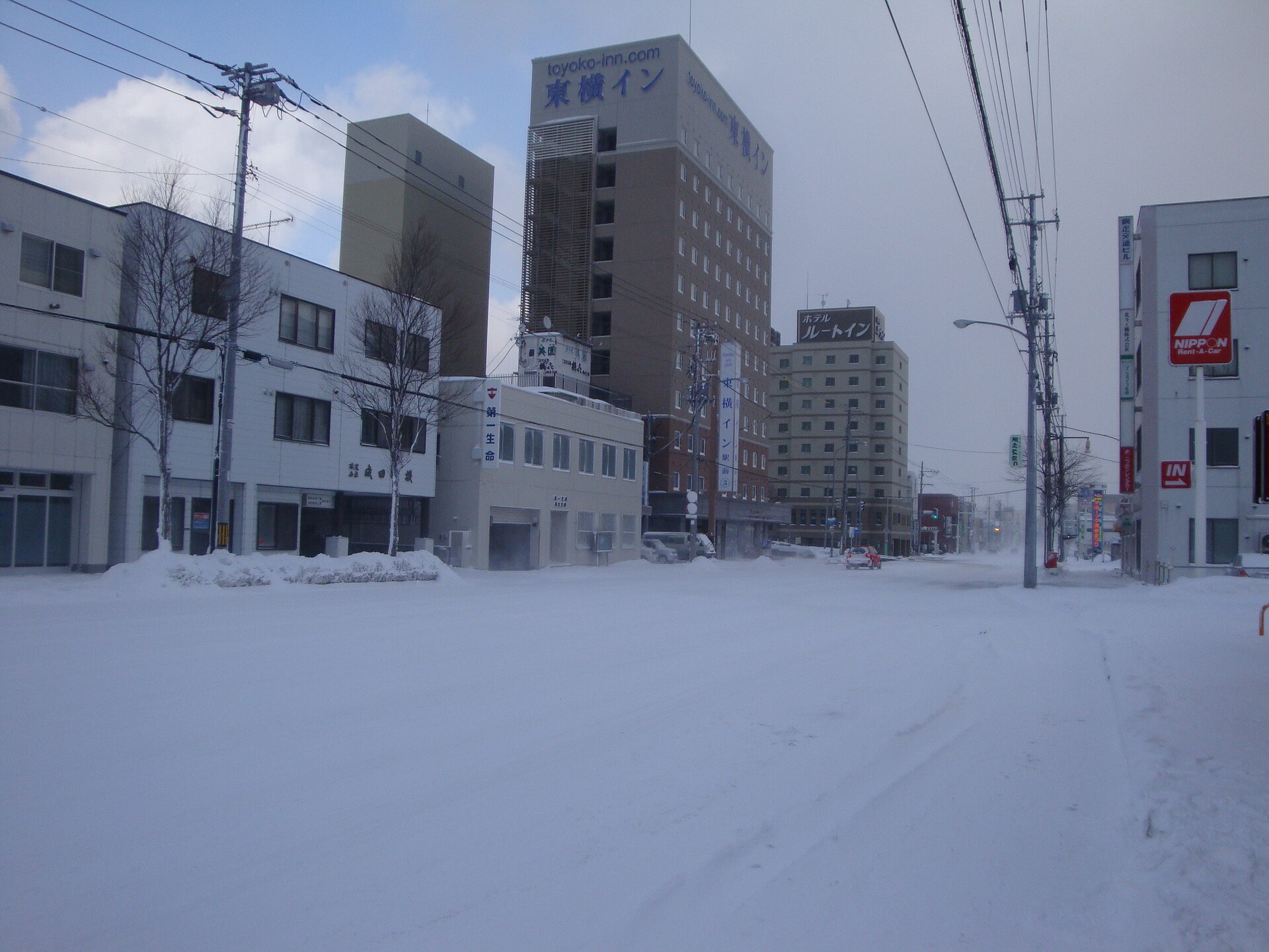 路面全体が雪に覆われた冬の網走市街の通り