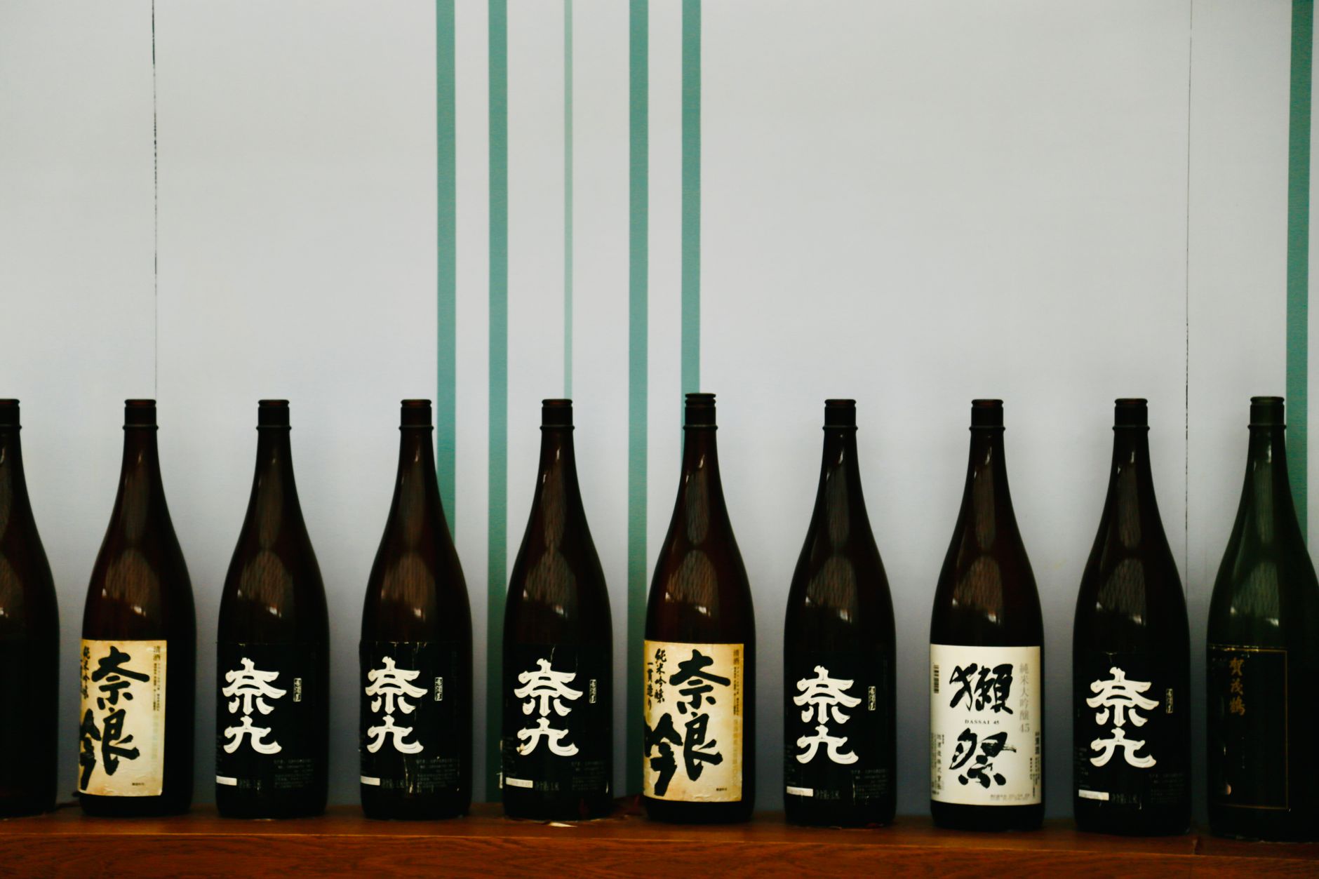 棚に並んだ日本酒の瓶（イメージ）
