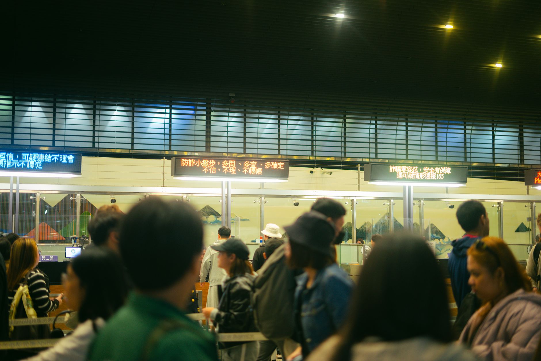 空港のチェックインカウンターに並ぶ人の列(イメージ)