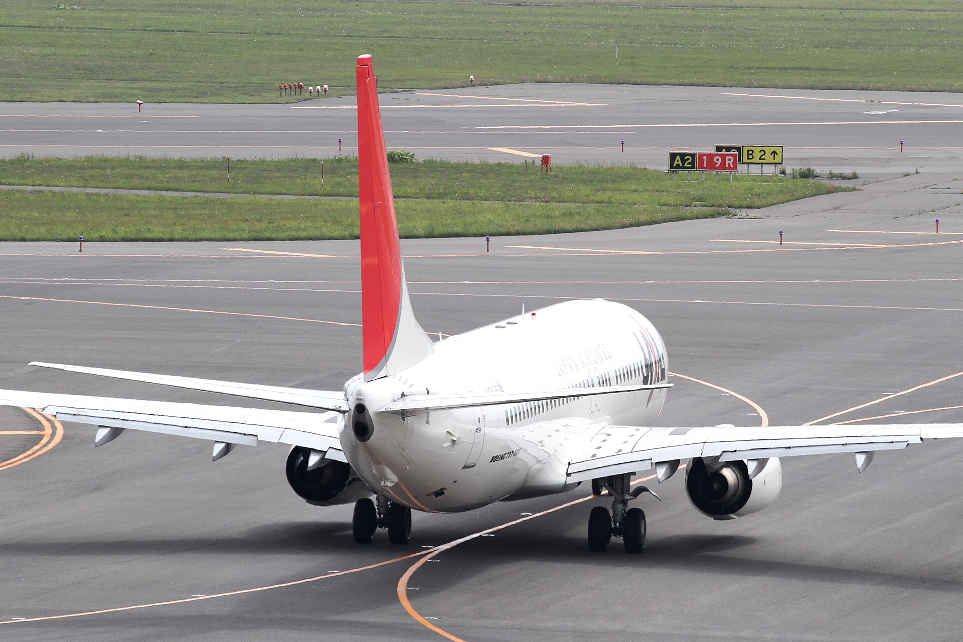 新千歳空港に駐機するJALのボーイング737-800