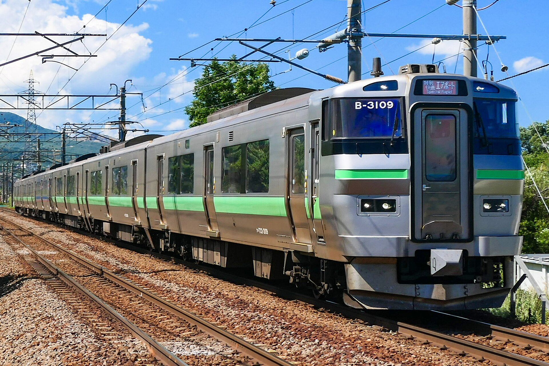 快速エアポートで運行されるJR北海道733系電車