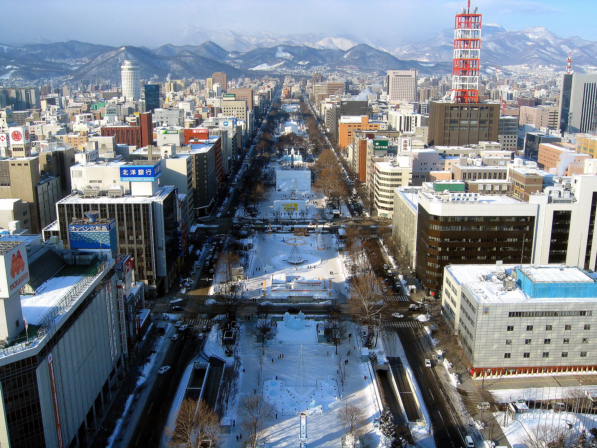 さっぽろテレビ塔から見下ろした雪まつり期間の大通公園。雪像と観客が西へ長く続く
