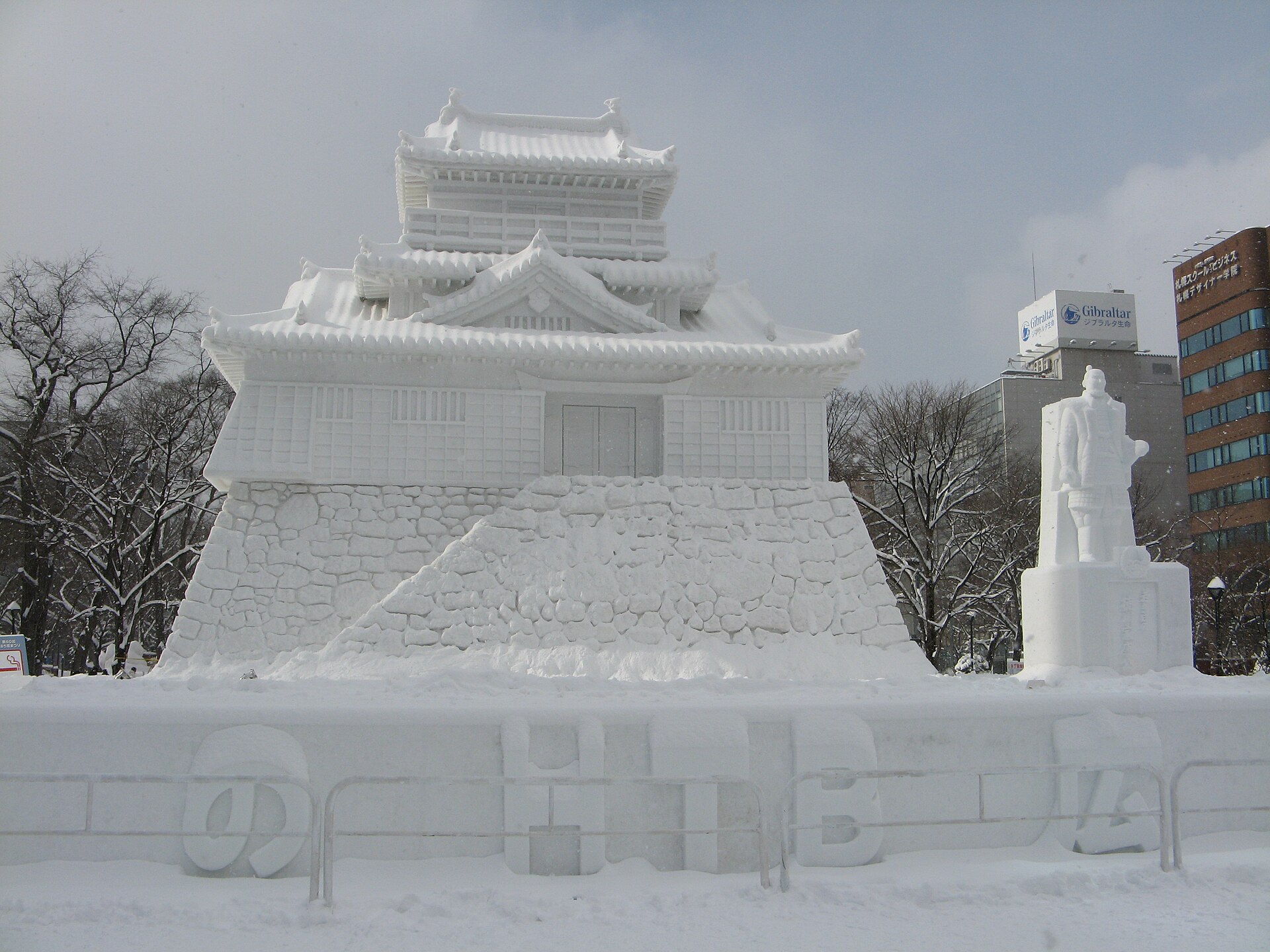 さっぽろ雪まつり大通会場に立つ城をかたどった大雪像(第60回)