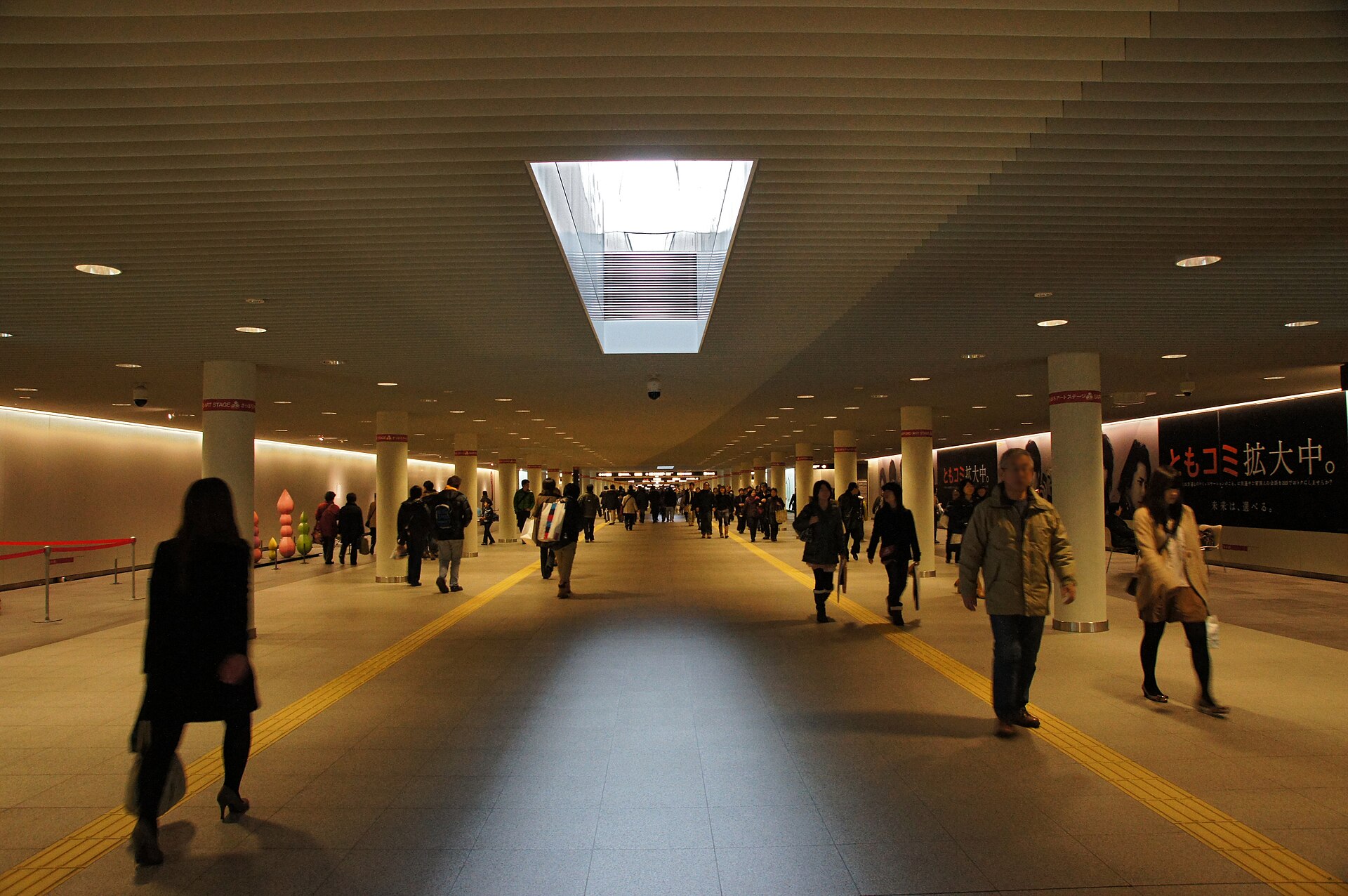 札幌駅前通地下歩行空間(チ・カ・ホ)を行き交う人々