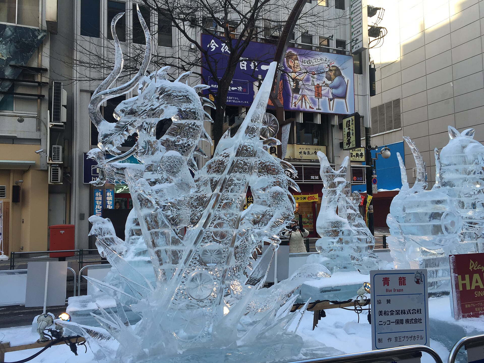 さっぽろ雪まつりすすきの会場の通りに並ぶ透明な氷像(第67回・青龍)