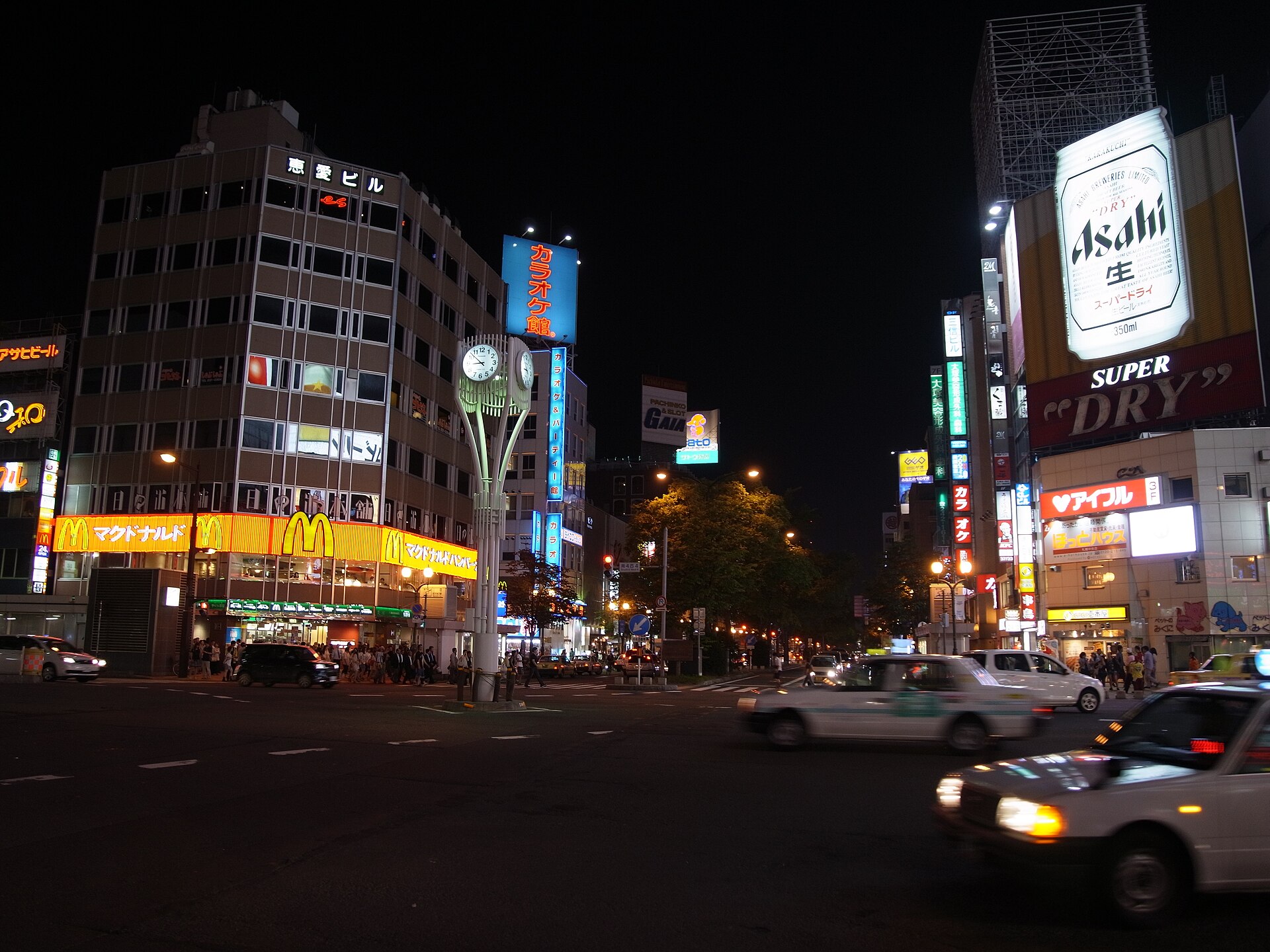 ネオンサインが輝く夜のすすきの繁華街の交差点