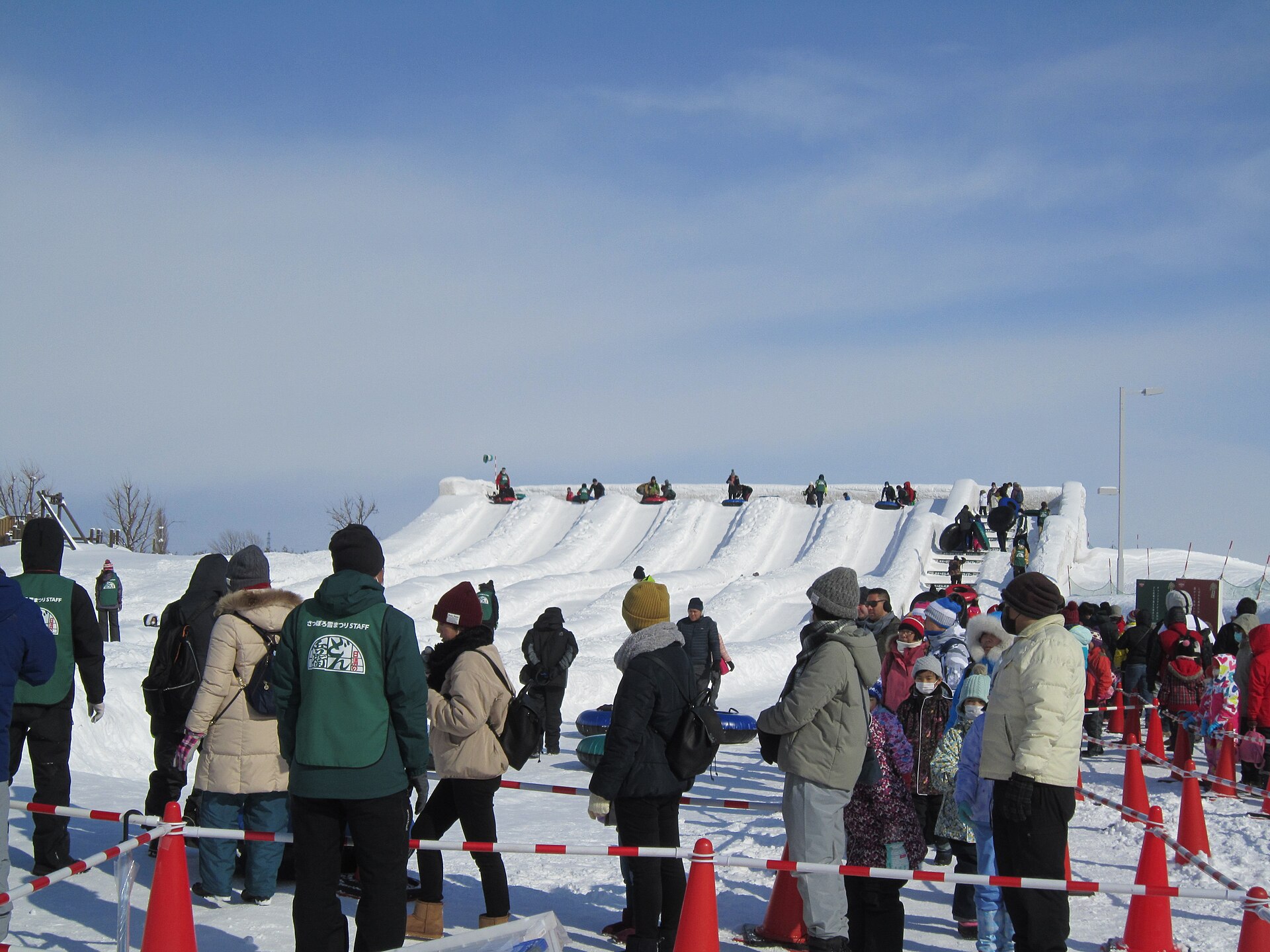 さっぽろ雪まつりつどーむ会場のチューブスライダーで遊ぶ人々(第71回)