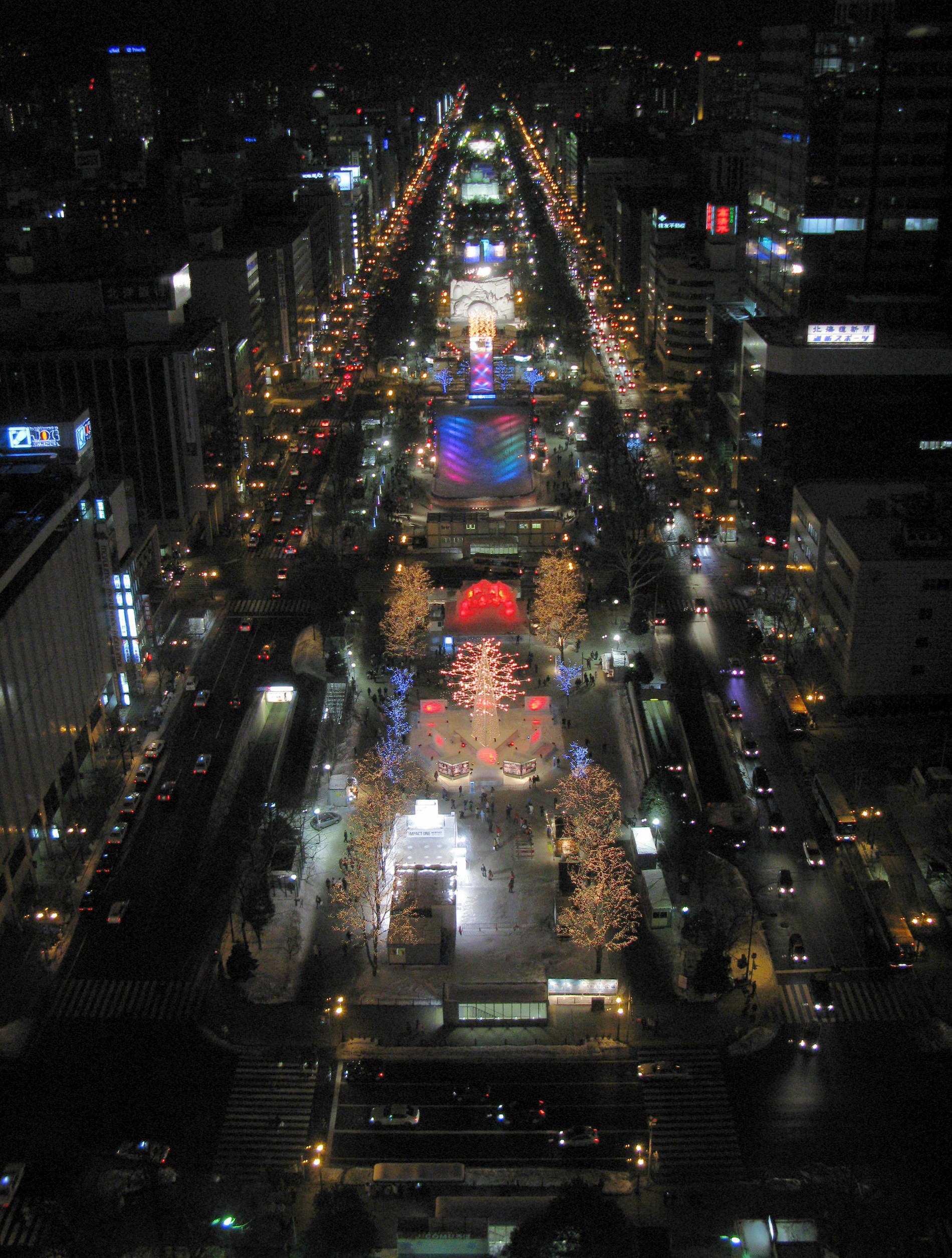 テレビ塔展望台から見下ろした夜のさっぽろ雪まつり大通会場
