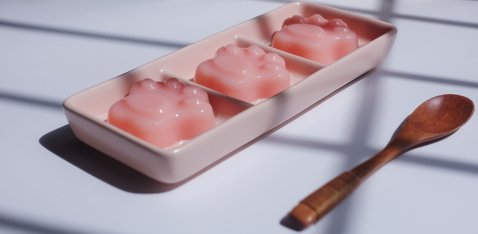 型で固めたフルーツゼリーを器に並べたところ(イメージ)