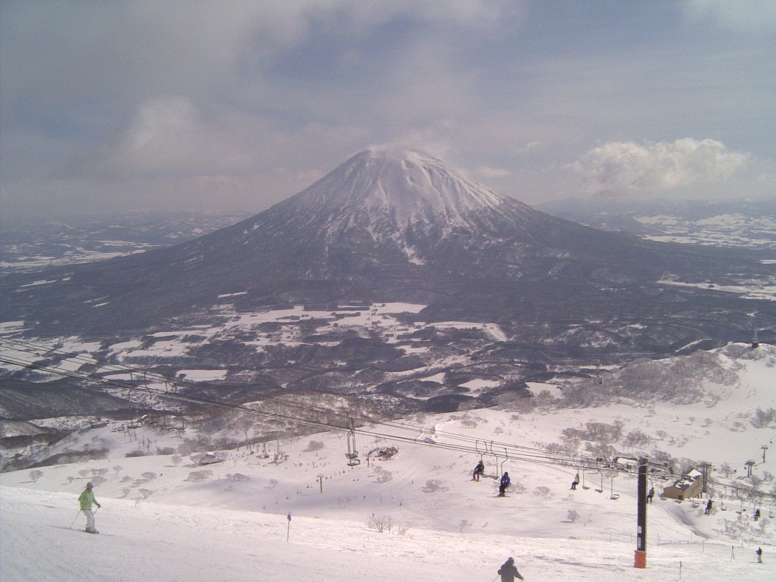 グラン・ヒラフのゲレンデ上部から見た羊蹄山と雪に覆われたふもとの平地