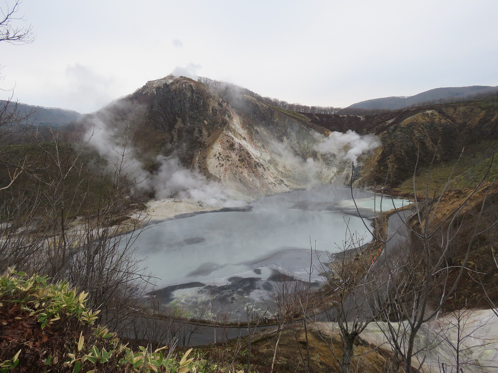 大湯沼展望台から見た日和山と湯気の立つ大湯沼