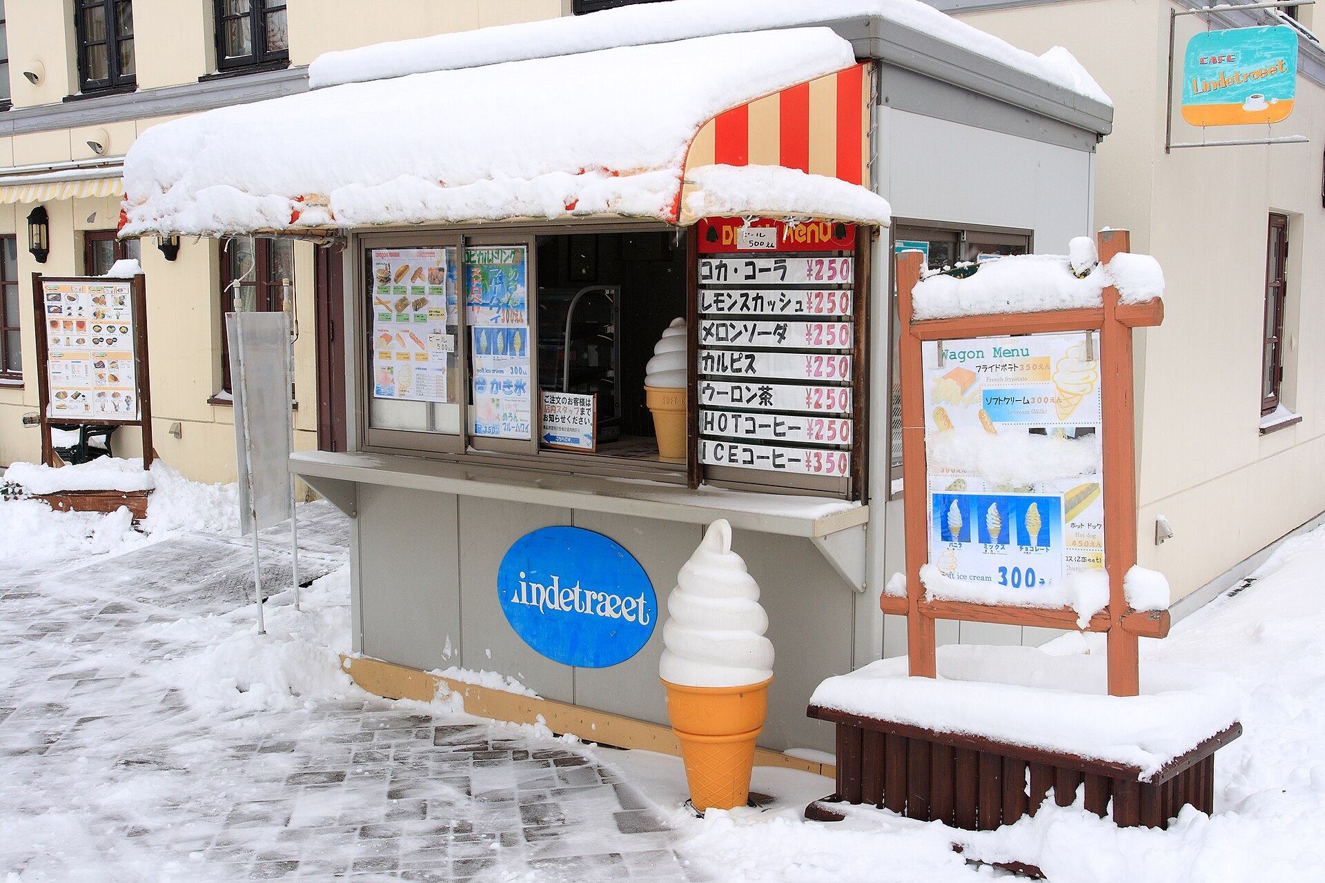 雪が積もり足元の石畳も白くなった1月の登別市内の売店前