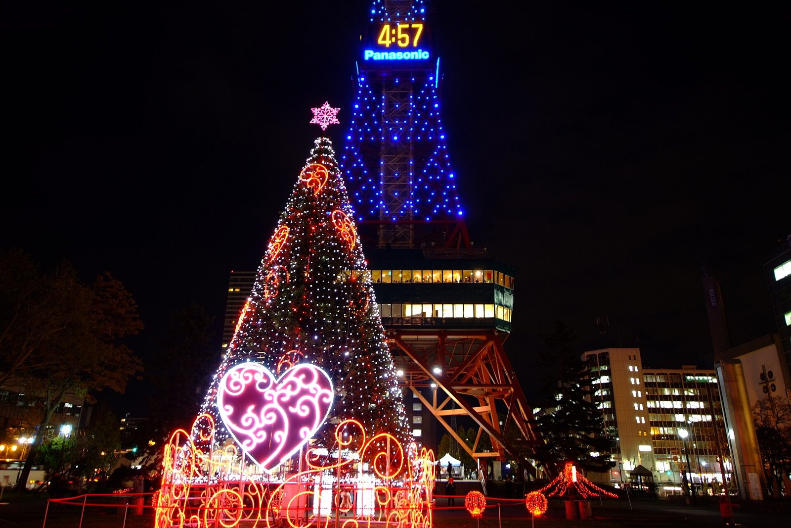 さっぽろテレビ塔の前に立つ、ハートの飾りが付いた光のクリスマスツリー