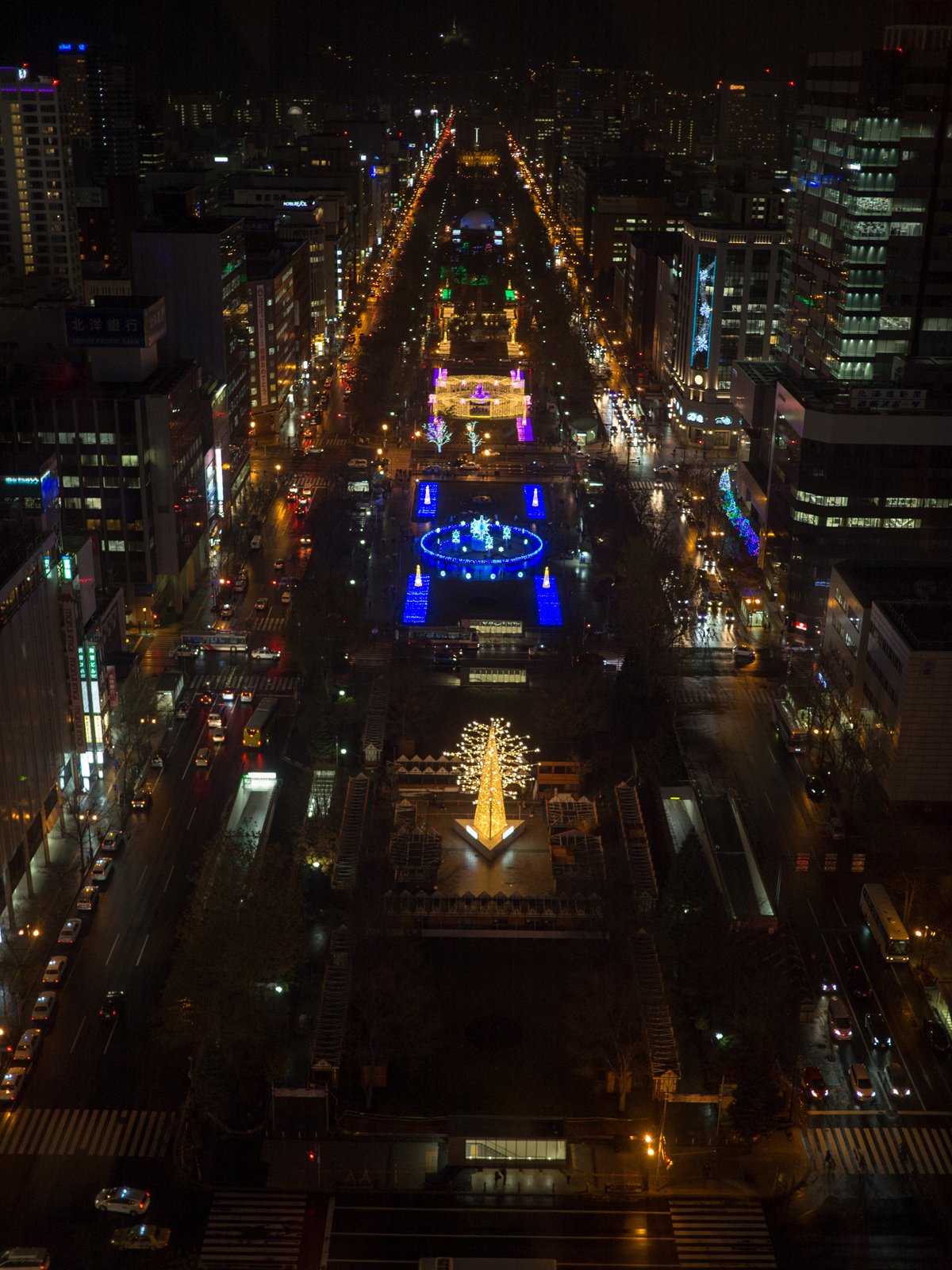 さっぽろテレビ塔から見下ろした夜の大通公園。西へ向かってイルミネーションが続く