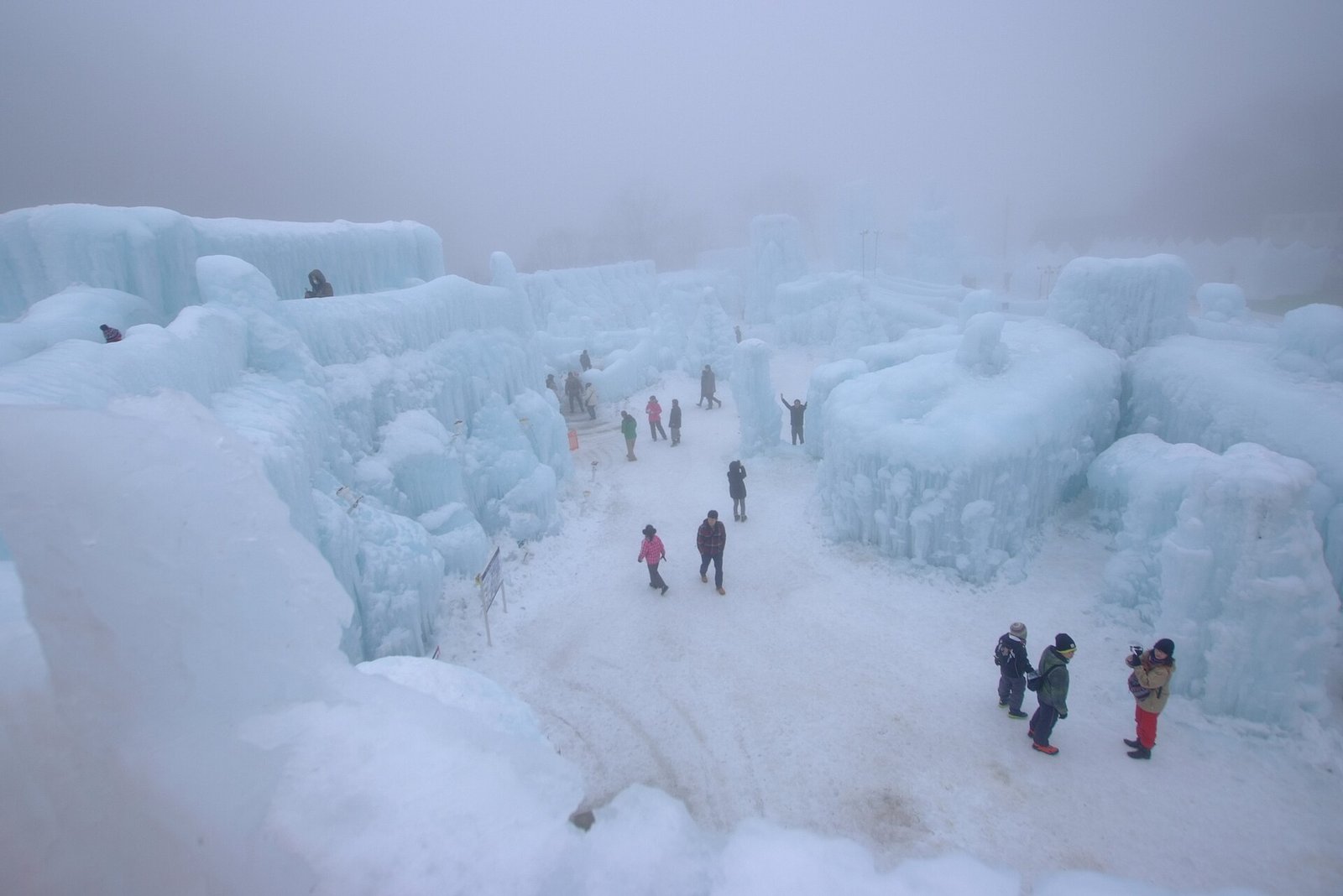 高い位置から見下ろした雪の舞う支笏湖氷濤まつりの会場と氷の造形