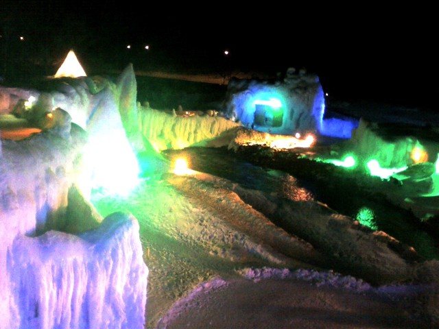 上川町の氷瀑まつり会場に並ぶ氷像が緑や青の照明で照らされている様子