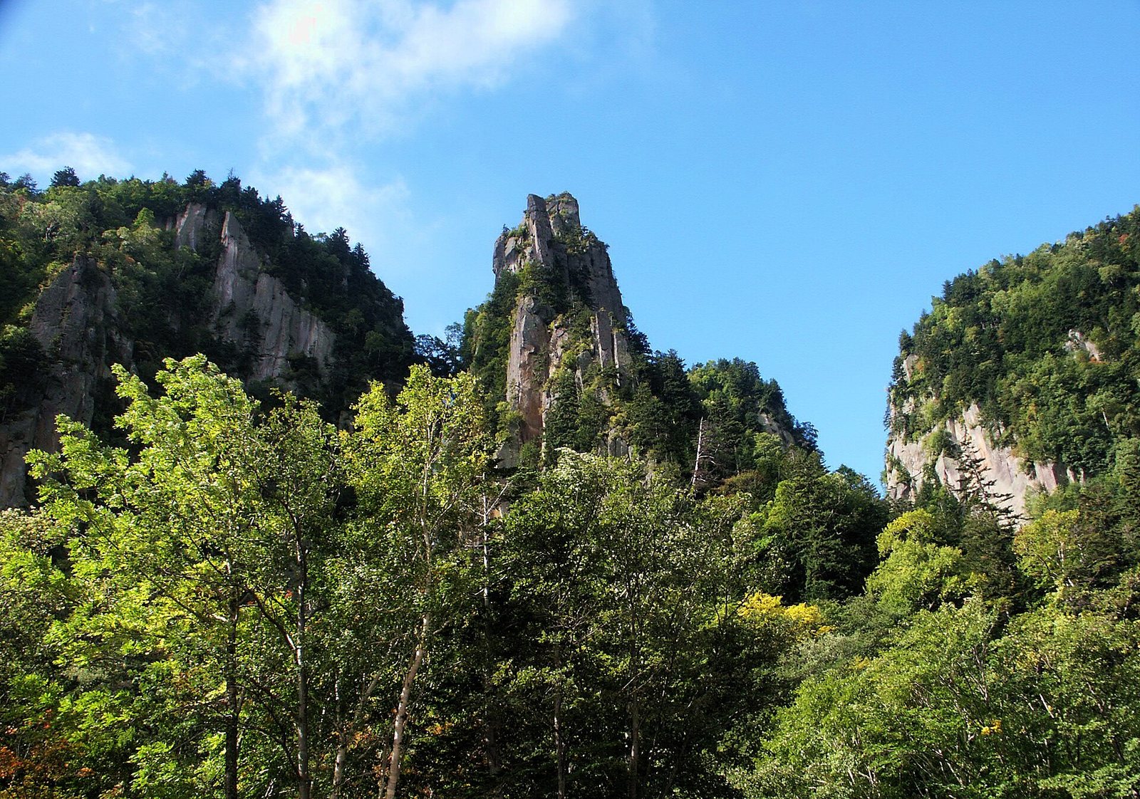 層雲峡に連なる、柱を並べたような柱状節理の断崖と切り立った岩峰