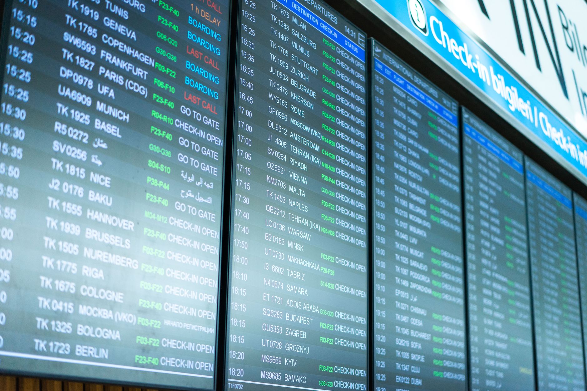 空港の出発案内板に表示されたフライト情報（イメージ）