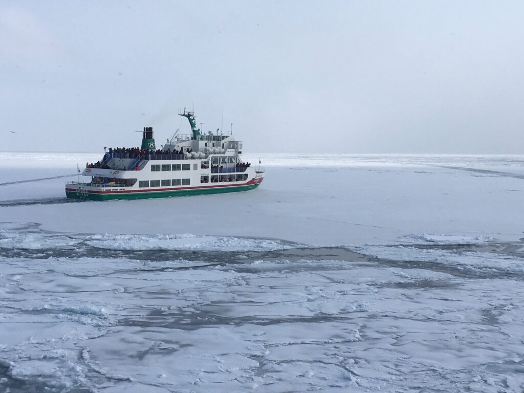 流氷の海を進む流氷観光砕氷船「おーろら」