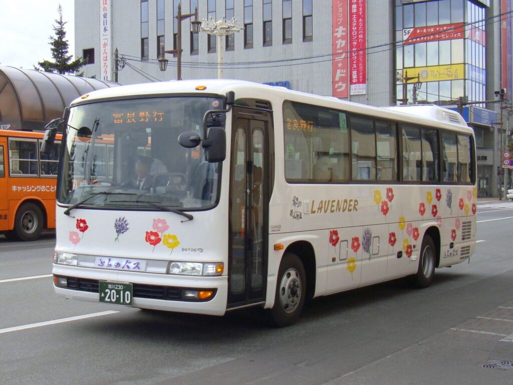 車体にラベンダーと花の絵が描かれた、ふらのバスの「ラベンダー号」