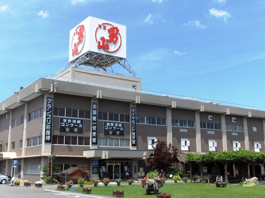 屋上に「男山」の看板を掲げた旭川市の男山酒造り資料館の外観