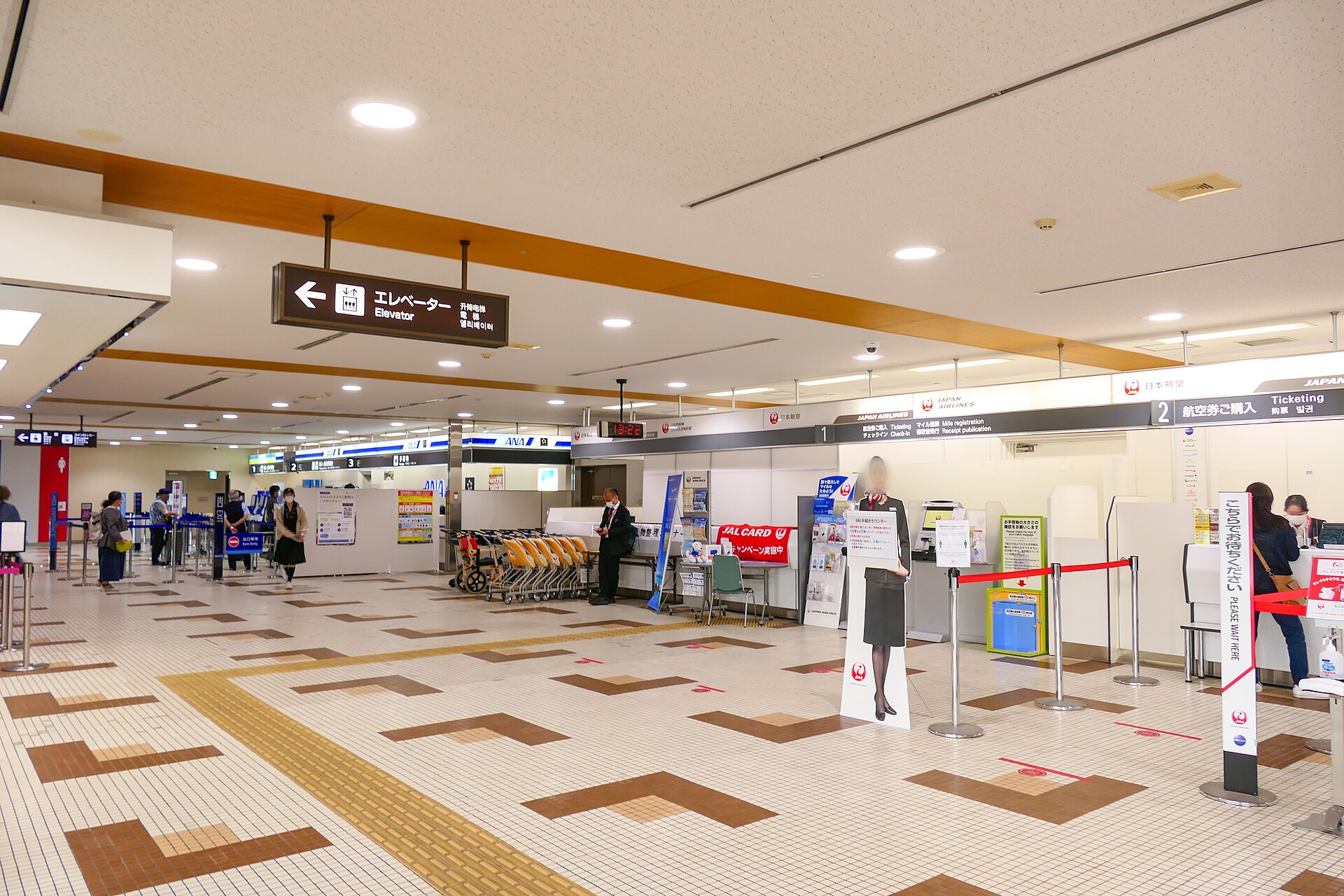 女満別空港1階の航空会社カウンター。手前にJAL、奥にANAのカウンターが並ぶ