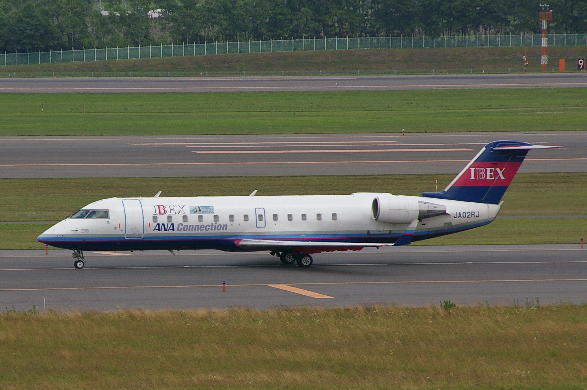 新千歳空港を走行するIBEXエアラインズのCRJ100型機。胴体に「ANA Connection」の文字