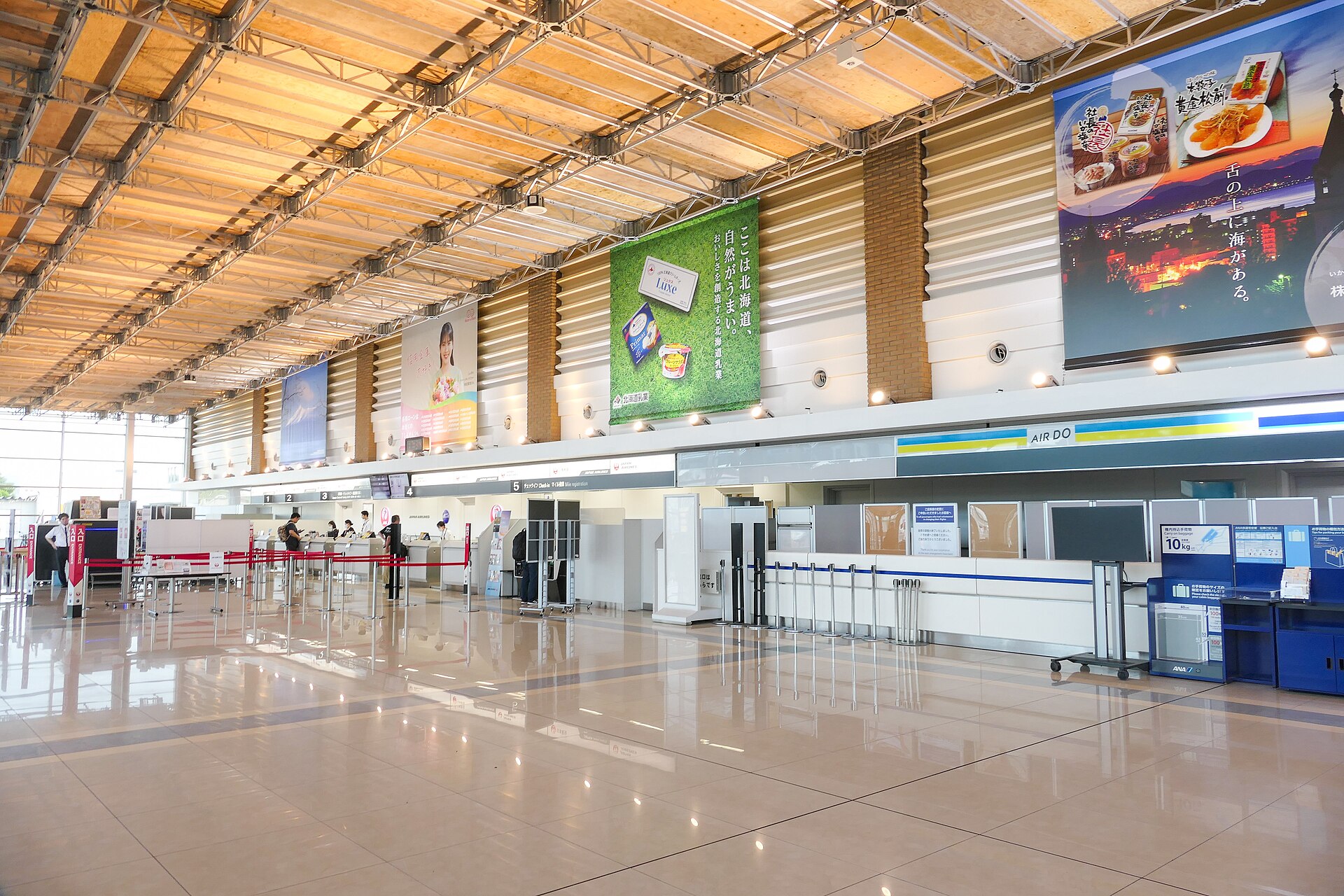 函館空港の出発ロビーにあるAIRDOのカウンターと、ANAの機内持ち込み手荷物のサイズ見本