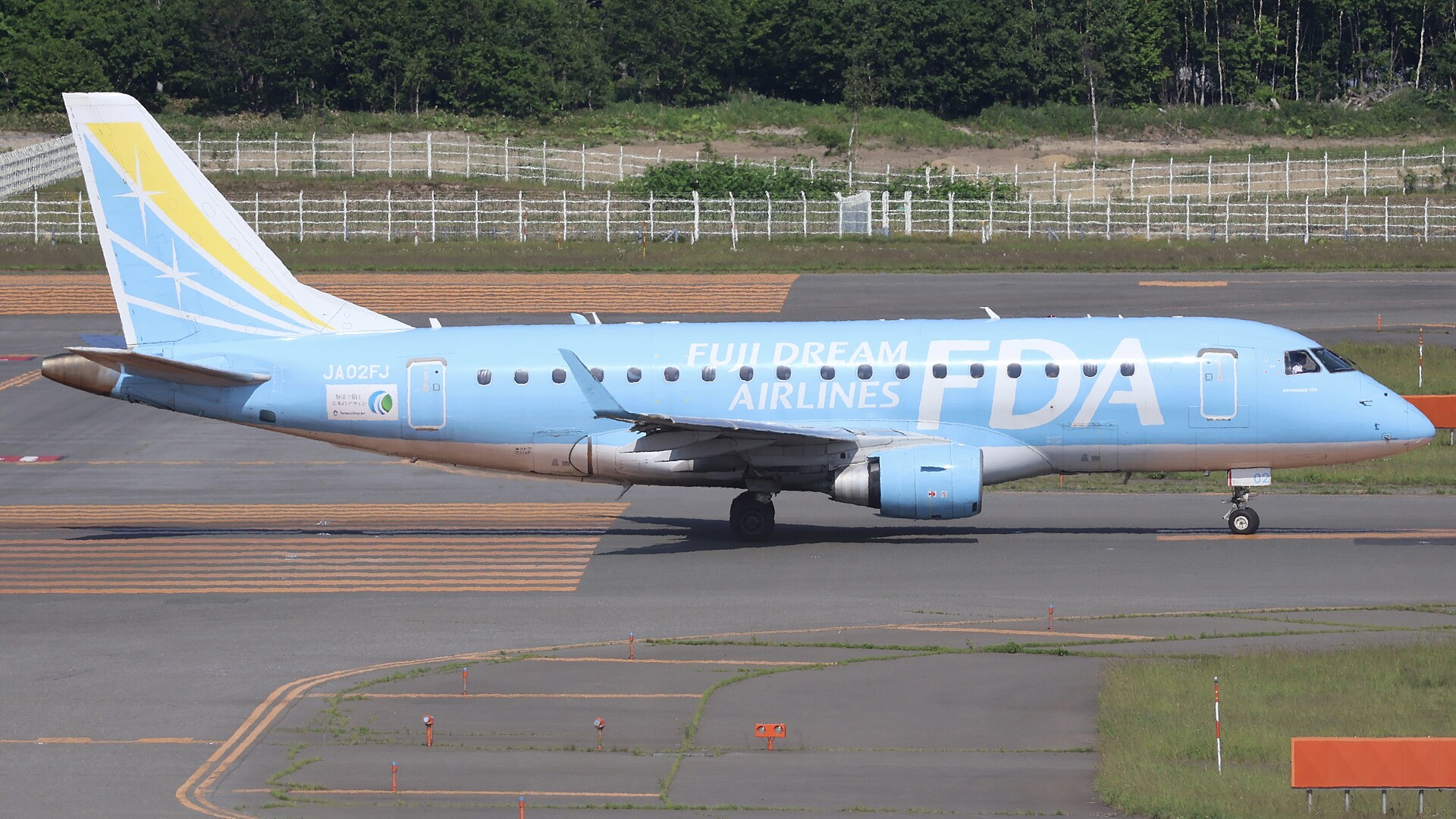 新千歳空港の誘導路を走行するフジドリームエアラインズ(FDA)の水色のエンブラエル170型機