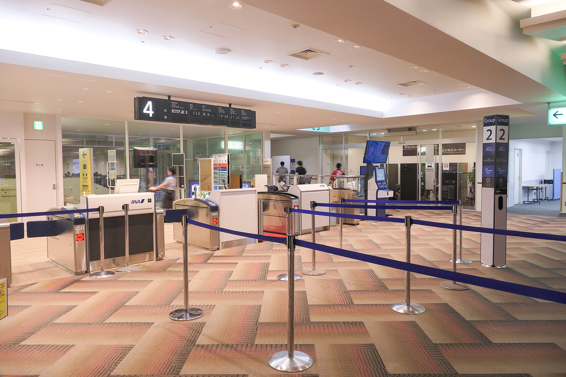 函館空港の4番搭乗口に並ぶ搭乗改札機