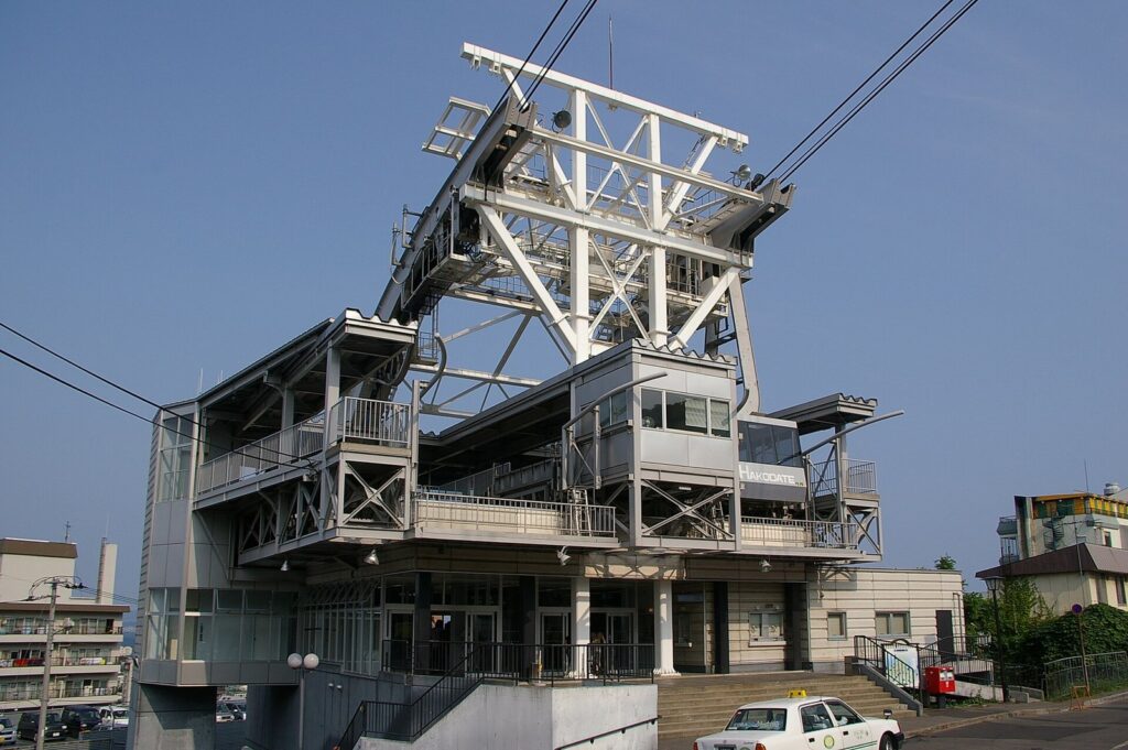鉄骨の索道設備を載せた函館山ロープウェイ山麓駅の駅舎
