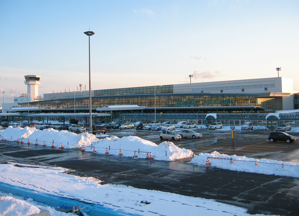 雪が残る駐車場の奥に建つ函館空港の国内線ターミナルビル