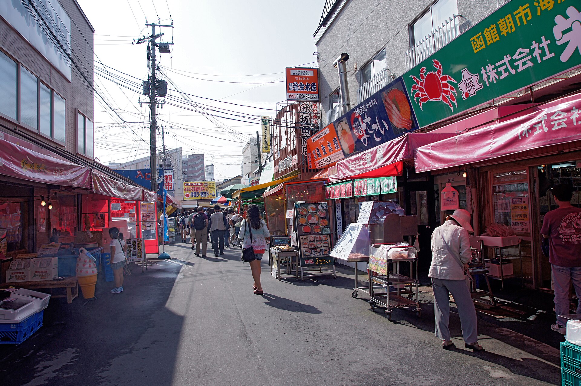 「函館朝市」の看板を掲げた店が両側に並ぶ朝市の通り