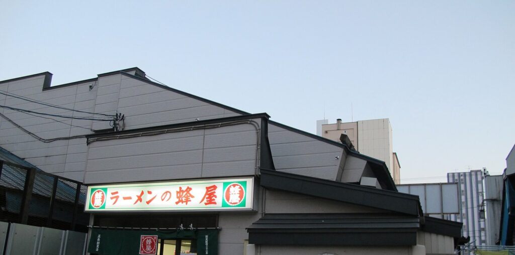 「ラーメンの蜂屋」の看板を掲げた旭川・蜂屋 五条創業店の外観