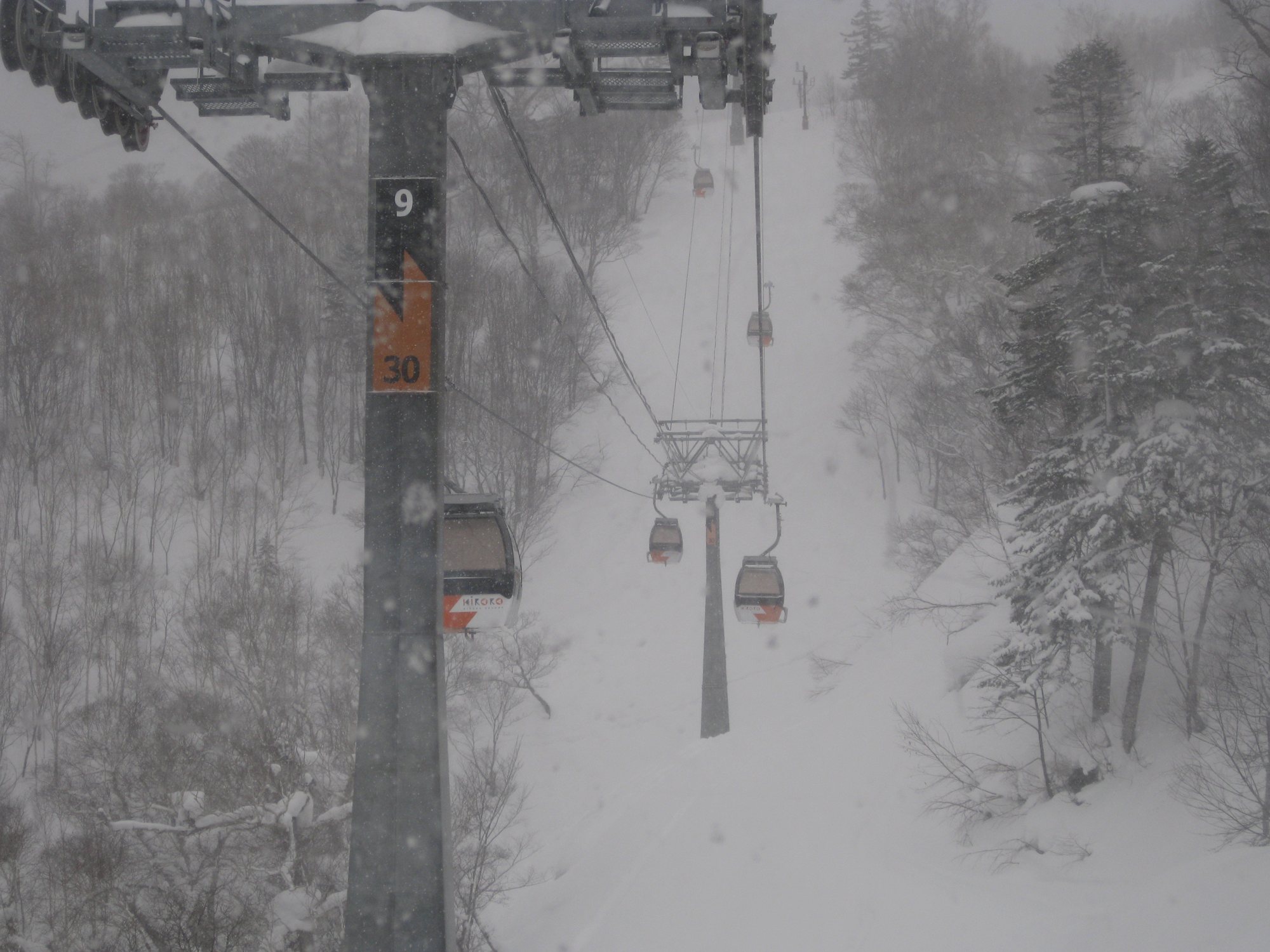 雪が降りしきる森の中を山頂へ向かうキロロのゴンドラ