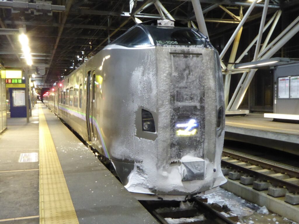 前面に雪と氷がびっしり付いたJR北海道の特急カムイ（789系）