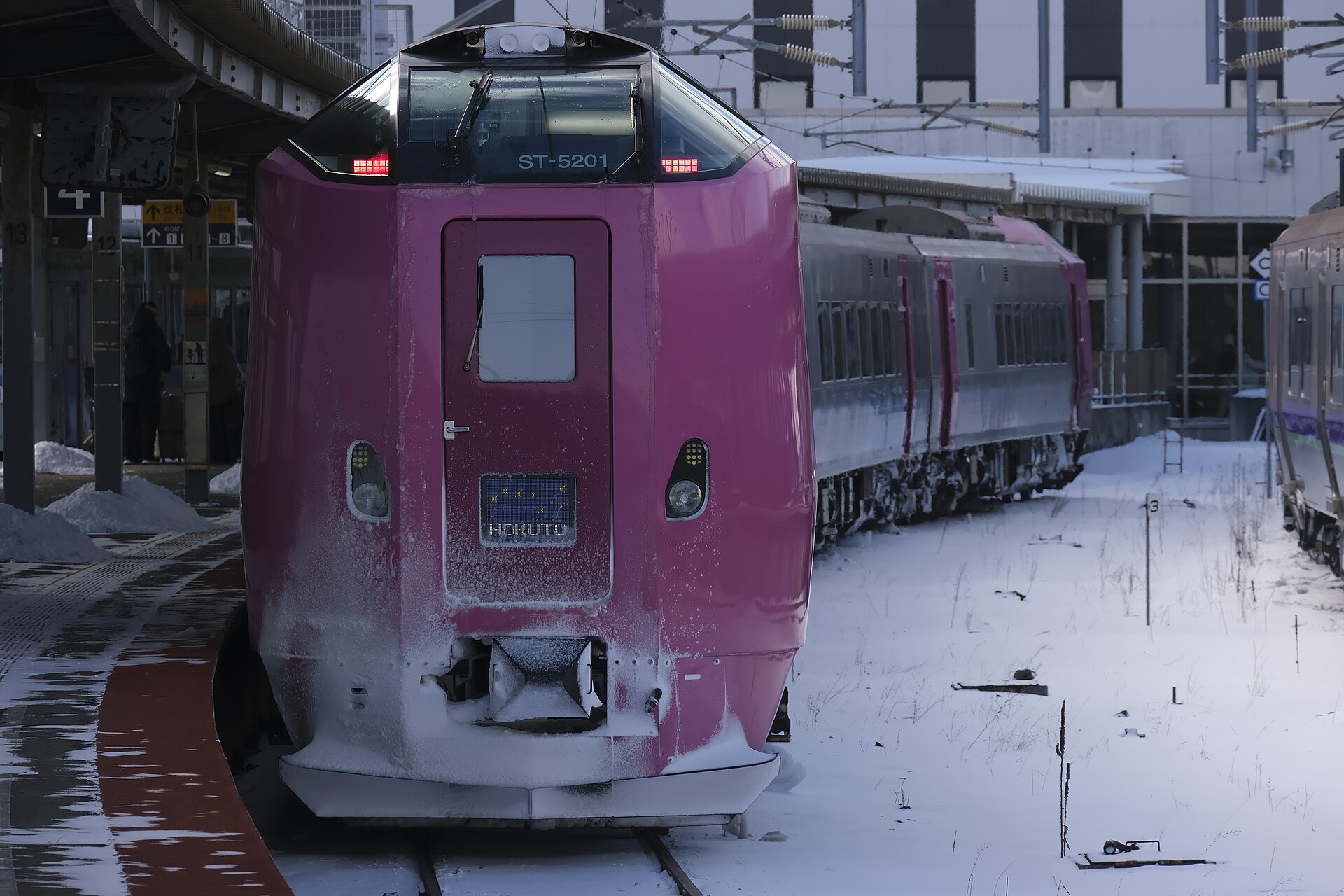 雪の積もった冬の函館駅のホームに停車中の特急北斗(キハ261系5000番台)