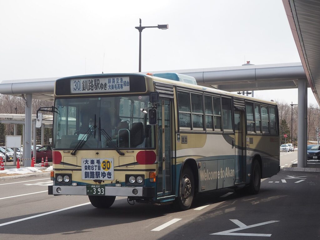 釧路空港のバスのりばに停車する阿寒バスの路線バス(30番 釧路駅前行き)
