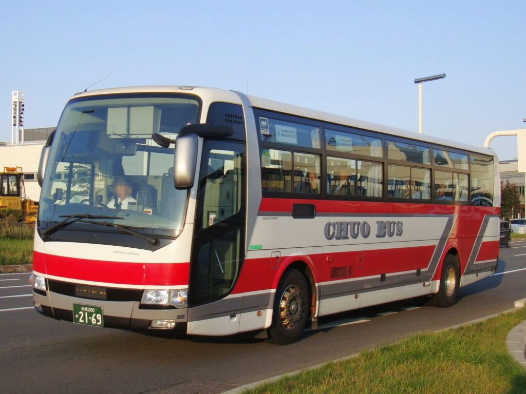 赤と白の車体に「CHUO BUS」と書かれた北海道中央バスの空港連絡バス