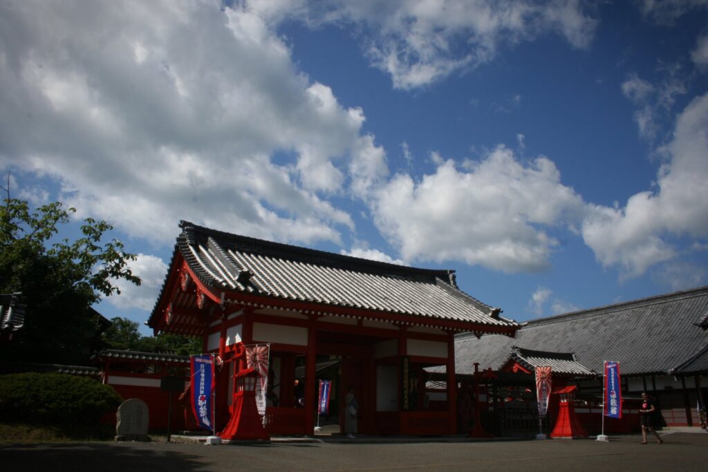 朱塗りの門と江戸風の建物が並ぶ登別伊達時代村
