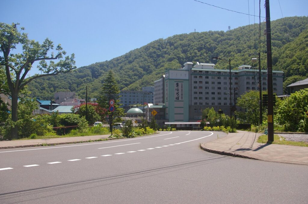 山並みを背に建つホテルまほろばの建物