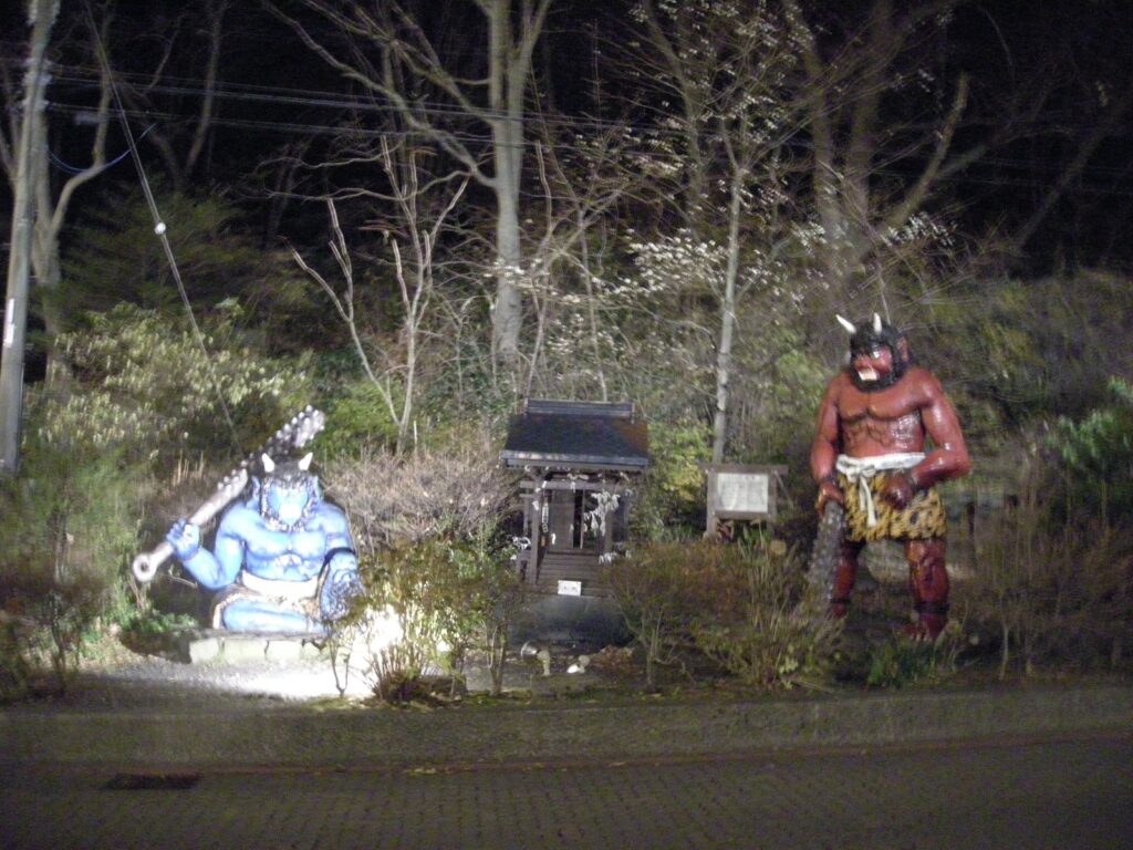 夜の登別温泉街でライトアップされた青鬼と赤鬼の像